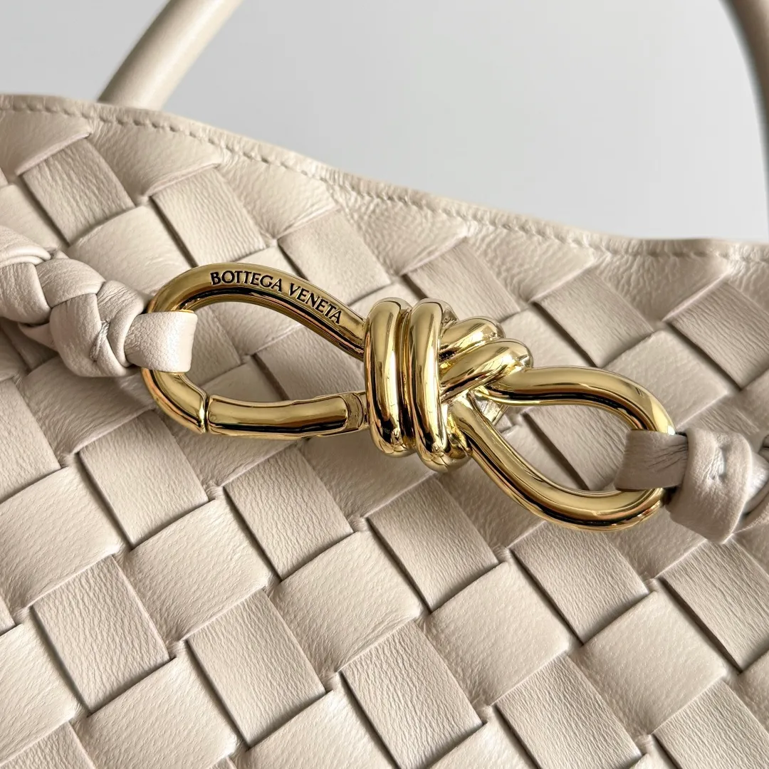 The 2023 new Andiamo batch of 2260 BV has been shipped‼ ️Really popular🔥The new Andiamo woven handbag launched by Bottega Veneta this season is really popular all over the world! ! Celebrities at home and abroad have worn it, and Oscar-winning actress Michelle Yeoh has taken it out on the street. Song Jia, Trai Yara, Yu Feihong, Sanji Ayaka, Rosie Hunting-Whiteley, Yoshioka Riho, etc. have all picked up this bag. It is classic and versatile, showing off its temperament, and the bag capacity is also large, which is very convenient for daily commuting! ! A variety of carrying methods, the shoulder straps can be adjusted by yourself, the original lambskin feels soft and delicate, and the neutral style is made to break gender boundaries and bring a more practical and long-lasting use experience. Andiamo, which has both elegant and casual styles, perfectly interprets the true appearance of "fashionable old money style". Style number: 743572 Size: 32*24*12